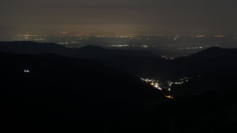 Dieses Bild zeigt eine Webcam-Aufnahme vom Achertal, aufgenommen am Montag, den 09.03.2026 um 03:00 Uhr. Die Temperatur betrug 8.9°C.