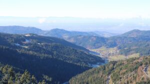 Dieses Bild zeigt eine Webcam-Aufnahme vom Achertal, aufgenommen am Dienstag, den 18.11.2025 um 12:20 Uhr. Die Temperatur betrug 0.8°C.