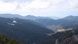 Dieses Bild zeigt eine Webcam-Aufnahme vom Achertal, aufgenommen am Sonntag, den 01.02.2026 um 15:20 Uhr. Die Temperatur betrug 5.4°C.