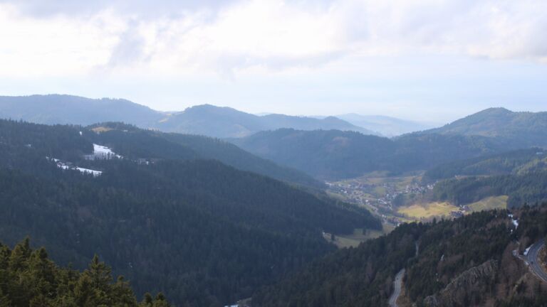 Dieses Bild zeigt eine Webcam-Aufnahme vom Achertal, aufgenommen am Sonntag, den 01.02.2026 um 15:20 Uhr. Die Temperatur betrug 5.4°C.