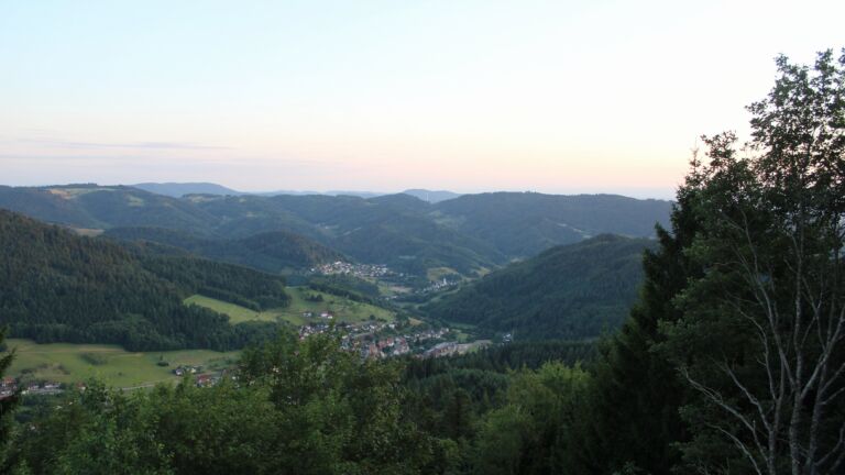 Dieses Bild zeigt eine Webcam-Aufnahme vom Achertal, aufgenommen am Dienstag, den 21.07.2026 um 21:10 Uhr. Die Temperatur betrug 17.3°C.