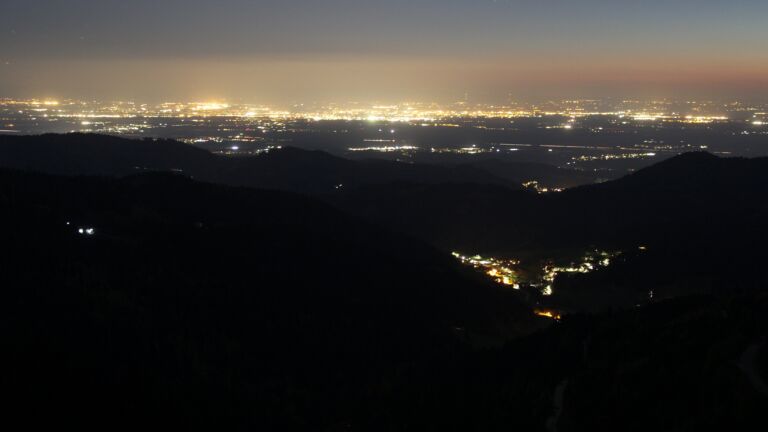 Dieses Bild zeigt eine Webcam-Aufnahme vom Achertal, aufgenommen am Mittwoch, den 22.04.2026 um 22:00 Uhr. Die Temperatur betrug 5.9°C.