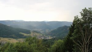 Dieses Bild zeigt eine Webcam-Aufnahme vom Achertal, aufgenommen am Samstag, den 15.08.2026 um 14:00 Uhr. Die Temperatur betrug 27.6°C.