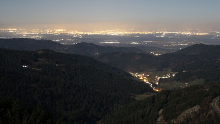 Dieses Bild zeigt eine Webcam-Aufnahme vom Achertal, aufgenommen am Mittwoch, den 04.03.2026 um 22:30 Uhr. Die Temperatur betrug 4.4°C.