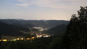 Dieses Bild zeigt eine Webcam-Aufnahme vom Achertal, aufgenommen am Dienstag, den 04.08.2026 um 04:40 Uhr. Die Temperatur betrug 22.7°C.
