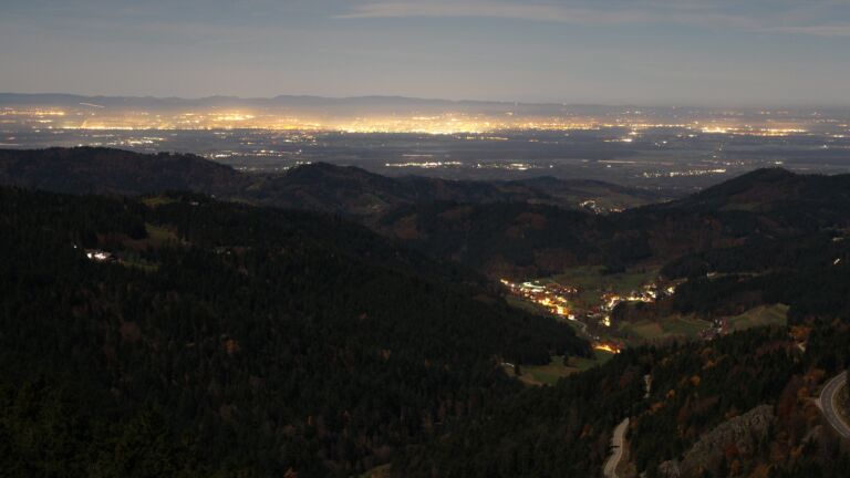 Dieses Bild zeigt eine Webcam-Aufnahme vom Achertal, aufgenommen am Mittwoch, den 05.11.2025 um 23:00 Uhr. Die Temperatur betrug 14.6°C.