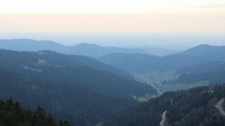 Dieses Bild zeigt eine Webcam-Aufnahme vom Achertal, aufgenommen am Dienstag, den 24.03.2026 um 17:10 Uhr. Die Temperatur betrug 8.6°C.