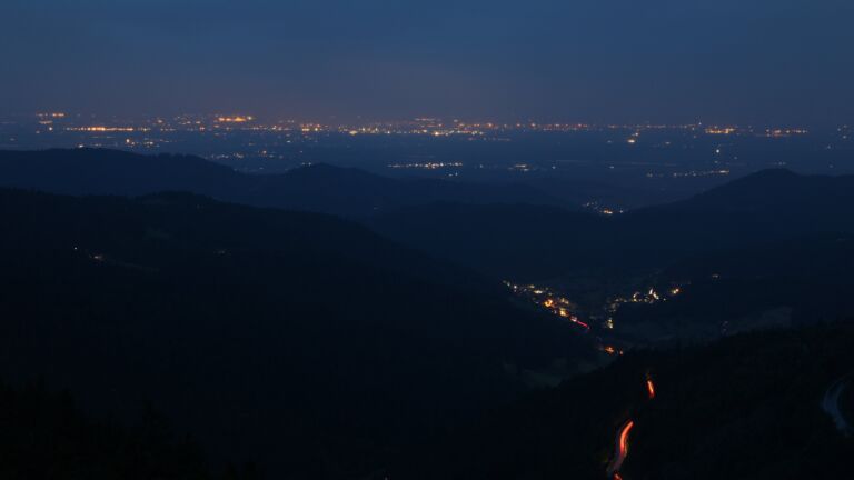 Dieses Bild zeigt eine Webcam-Aufnahme vom Achertal, aufgenommen am Samstag, den 24.05.2025 um 22:00 Uhr. Die Temperatur betrug 5.5°C.