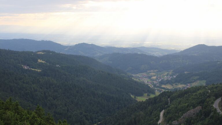 Dieses Bild zeigt eine Webcam-Aufnahme vom Achertal, aufgenommen am Montag, den 23.06.2025 um 19:50 Uhr. Die Temperatur betrug 15.1°C.