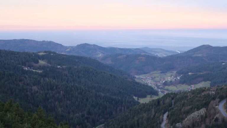 Dieses Bild zeigt eine Webcam-Aufnahme vom Achertal, aufgenommen am Mittwoch, den 03.12.2025 um 08:10 Uhr. Die Temperatur betrug 4.4°C.