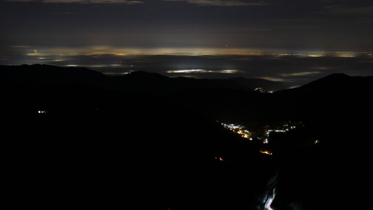 Dieses Bild zeigt eine Webcam-Aufnahme vom Achertal, aufgenommen am Sonntag, den 21.12.2025 um 04:30 Uhr. Die Temperatur betrug 7.8°C.