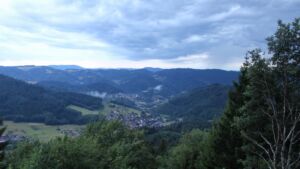 Dieses Bild zeigt eine Webcam-Aufnahme vom Achertal, aufgenommen am Freitag, den 17.07.2026 um 21:10 Uhr. Die Temperatur betrug 15.8°C.