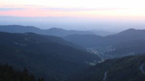 Dieses Bild zeigt eine Webcam-Aufnahme vom Achertal, aufgenommen am Sonntag, den 18.05.2025 um 21:40 Uhr. Die Temperatur betrug 9.6°C.