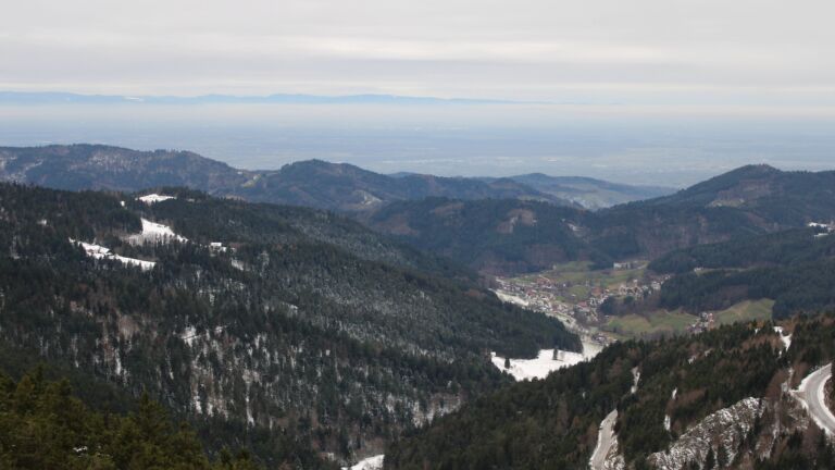 Dieses Bild zeigt eine Webcam-Aufnahme vom Achertal, aufgenommen am Sonntag, den 23.11.2025 um 15:30 Uhr. Die Temperatur betrug -1.2°C.