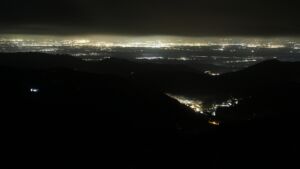 Dieses Bild zeigt eine Webcam-Aufnahme vom Achertal, aufgenommen am Montag, den 17.11.2025 um 21:30 Uhr. Die Temperatur betrug -2.7°C.