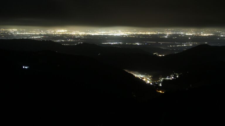 Dieses Bild zeigt eine Webcam-Aufnahme vom Achertal, aufgenommen am Montag, den 17.11.2025 um 21:30 Uhr. Die Temperatur betrug -2.7°C.