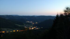 Dieses Bild zeigt eine Webcam-Aufnahme vom Achertal, aufgenommen am Dienstag, den 28.07.2026 um 22:00 Uhr. Die Temperatur betrug 23.4°C.