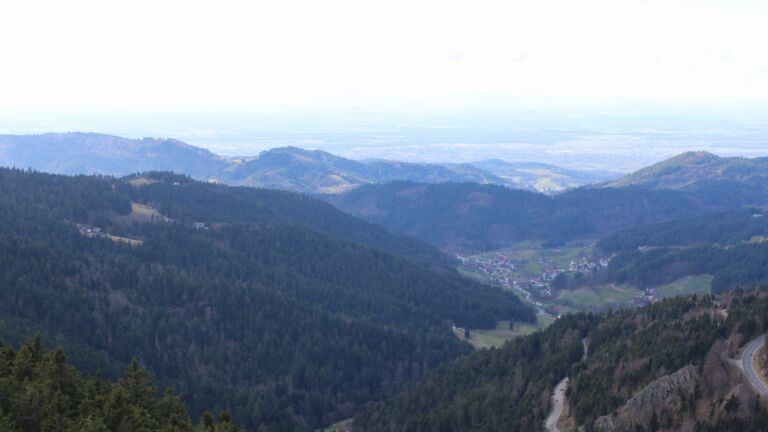 Dieses Bild zeigt eine Webcam-Aufnahme vom Achertal, aufgenommen am Sonntag, den 01.03.2026 um 14:40 Uhr. Die Temperatur betrug 6.2°C.