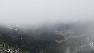 Dieses Bild zeigt eine Webcam-Aufnahme vom Achertal, aufgenommen am Freitag, den 28.11.2025 um 11:00 Uhr. Die Temperatur betrug 2.8°C.