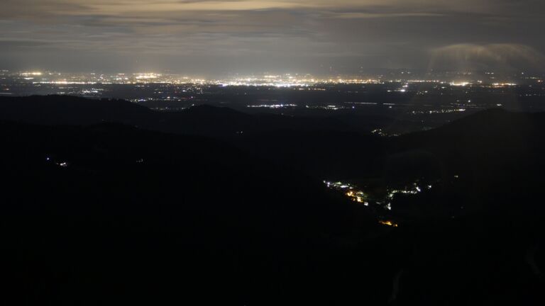 Dieses Bild zeigt eine Webcam-Aufnahme vom Achertal, aufgenommen am Freitag, den 06.06.2025 um 01:00 Uhr. Die Temperatur betrug 11.2°C.