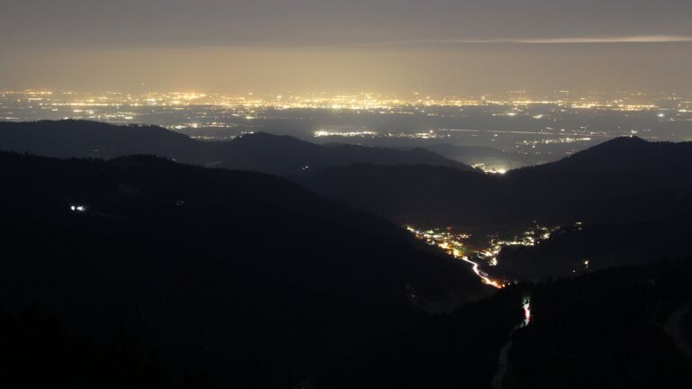 Dieses Bild zeigt eine Webcam-Aufnahme vom Achertal, aufgenommen am Dienstag, den 24.03.2026 um 20:00 Uhr. Die Temperatur betrug 7.1°C.