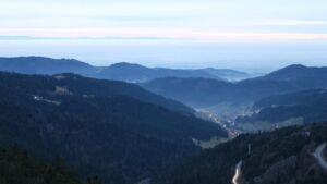 Dieses Bild zeigt eine Webcam-Aufnahme vom Achertal, aufgenommen am Dienstag, den 16.12.2025 um 17:00 Uhr. Die Temperatur betrug 5.7°C.