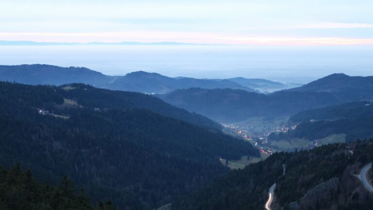 Dieses Bild zeigt eine Webcam-Aufnahme vom Achertal, aufgenommen am Dienstag, den 16.12.2025 um 17:00 Uhr. Die Temperatur betrug 5.7°C.