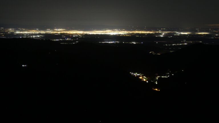 Dieses Bild zeigt eine Webcam-Aufnahme vom Achertal, aufgenommen am Sonntag, den 16.11.2025 um 03:30 Uhr. Die Temperatur betrug 7.3°C.