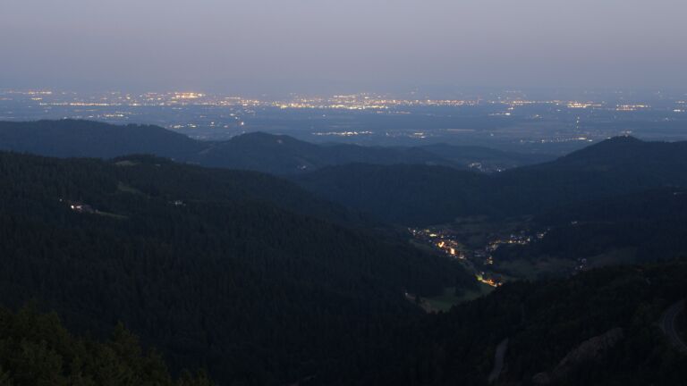 Dieses Bild zeigt eine Webcam-Aufnahme vom Achertal, aufgenommen am Dienstag, den 19.08.2025 um 05:40 Uhr. Die Temperatur betrug 16.1°C.