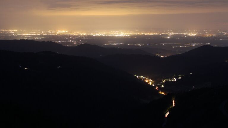 Dieses Bild zeigt eine Webcam-Aufnahme vom Achertal, aufgenommen am Donnerstag, den 22.05.2025 um 22:30 Uhr. Die Temperatur betrug 6.4°C.