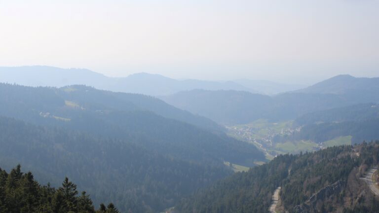 Dieses Bild zeigt eine Webcam-Aufnahme vom Achertal, aufgenommen am Sonntag, den 22.03.2026 um 15:00 Uhr. Die Temperatur betrug 6.6°C.