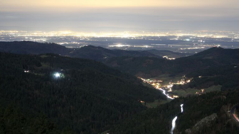 Dieses Bild zeigt eine Webcam-Aufnahme vom Achertal, aufgenommen am Dienstag, den 02.12.2025 um 18:00 Uhr. Die Temperatur betrug 4.4°C.
