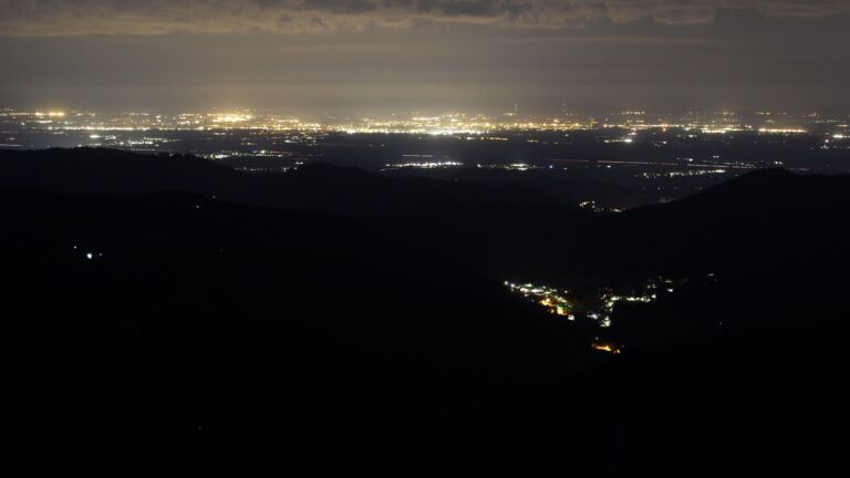 Dieses Bild zeigt eine Webcam-Aufnahme vom Achertal, aufgenommen am Samstag, den 18.04.2026 um 05:10 Uhr. Die Temperatur betrug 12.1°C.