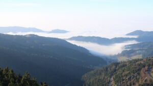 Dieses Bild zeigt eine Webcam-Aufnahme vom Achertal, aufgenommen am Samstag, den 13.12.2025 um 13:50 Uhr. Die Temperatur betrug 9.9°C.