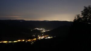 Dieses Bild zeigt eine Webcam-Aufnahme vom Achertal, aufgenommen am Montag, den 20.07.2026 um 04:00 Uhr. Die Temperatur betrug 13.4°C.