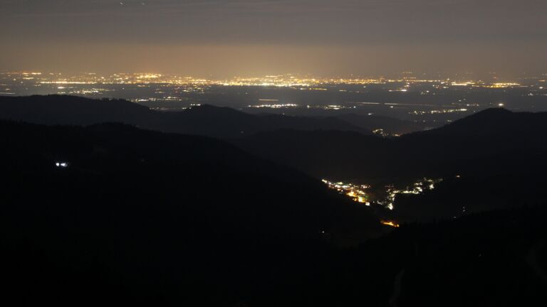 Dieses Bild zeigt eine Webcam-Aufnahme vom Achertal, aufgenommen am Dienstag, den 24.03.2026 um 23:30 Uhr. Die Temperatur betrug 6.1°C.