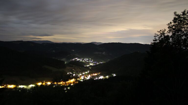 Dieses Bild zeigt eine Webcam-Aufnahme vom Achertal, aufgenommen am Sonntag, den 31.05.2026 um 23:50 Uhr. Die Temperatur betrug 13.6°C.
