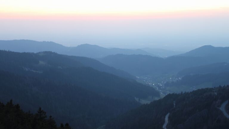 Dieses Bild zeigt eine Webcam-Aufnahme vom Achertal, aufgenommen am Montag, den 23.03.2026 um 19:00 Uhr. Die Temperatur betrug 6°C.