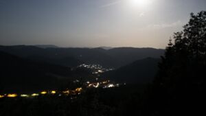 Dieses Bild zeigt eine Webcam-Aufnahme vom Achertal, aufgenommen am Mittwoch, den 27.05.2026 um 01:30 Uhr. Die Temperatur betrug 22.8°C.
