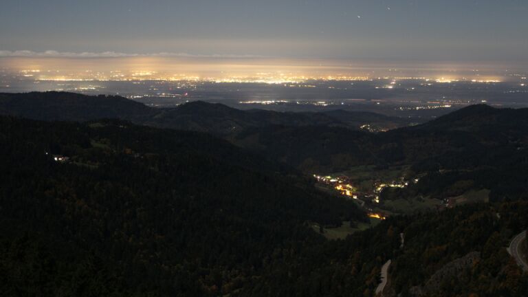 Dieses Bild zeigt eine Webcam-Aufnahme vom Achertal, aufgenommen am Freitag, den 10.10.2025 um 02:30 Uhr. Die Temperatur betrug 8.8°C.