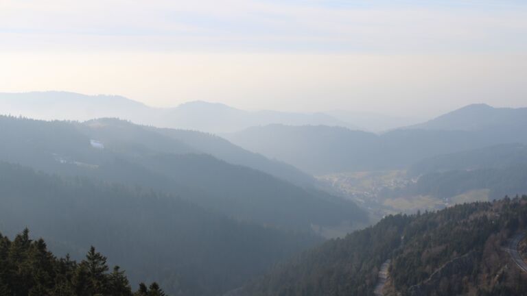 Dieses Bild zeigt eine Webcam-Aufnahme vom Achertal, aufgenommen am Montag, den 09.02.2026 um 15:50 Uhr. Die Temperatur betrug 4.8°C.