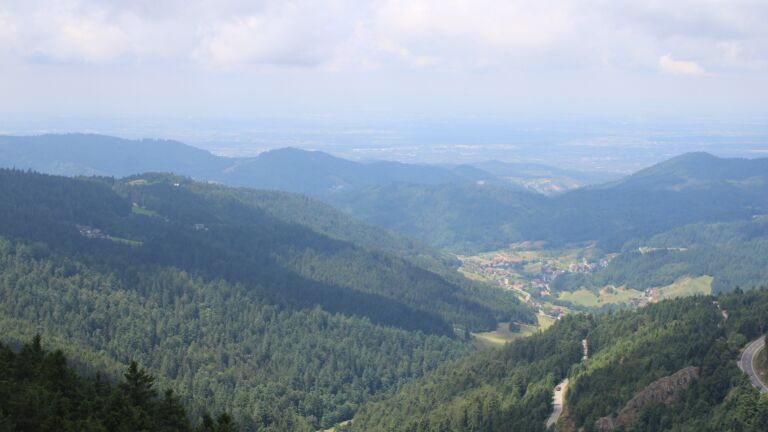 Dieses Bild zeigt eine Webcam-Aufnahme vom Achertal, aufgenommen am Donnerstag, den 17.07.2025 um 12:30 Uhr. Die Temperatur betrug 12.3°C.