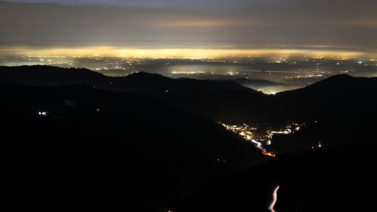 Dieses Bild zeigt eine Webcam-Aufnahme vom Achertal, aufgenommen am Donnerstag, den 05.02.2026 um 19:00 Uhr. Die Temperatur betrug 2.3°C.