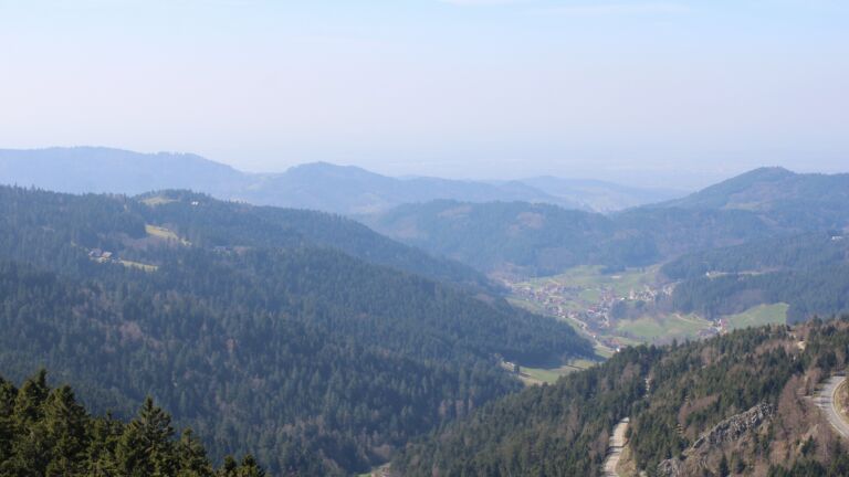 Dieses Bild zeigt eine Webcam-Aufnahme vom Achertal, aufgenommen am Donnerstag, den 19.03.2026 um 13:10 Uhr. Die Temperatur betrug 10.2°C.