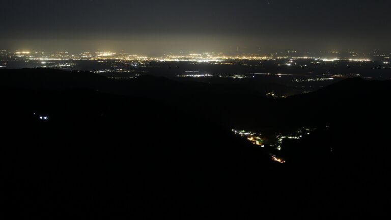 Dieses Bild zeigt eine Webcam-Aufnahme vom Achertal, aufgenommen am Donnerstag, den 23.04.2026 um 03:30 Uhr. Die Temperatur betrug 4.5°C.