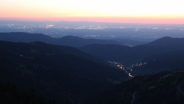 Dieses Bild zeigt eine Webcam-Aufnahme vom Achertal, aufgenommen am Mittwoch, den 30.04.2025 um 21:30 Uhr. Die Temperatur betrug 15.6°C.