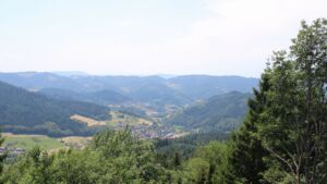Dieses Bild zeigt eine Webcam-Aufnahme vom Achertal, aufgenommen am Sonntag, den 28.06.2026 um 14:10 Uhr. Die Temperatur betrug 33°C.