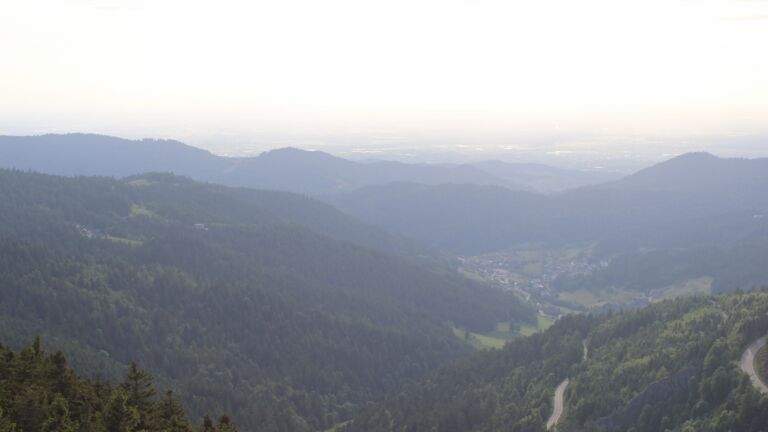 Dieses Bild zeigt eine Webcam-Aufnahme vom Achertal, aufgenommen am Donnerstag, den 29.05.2025 um 19:20 Uhr. Die Temperatur betrug 13.6°C.