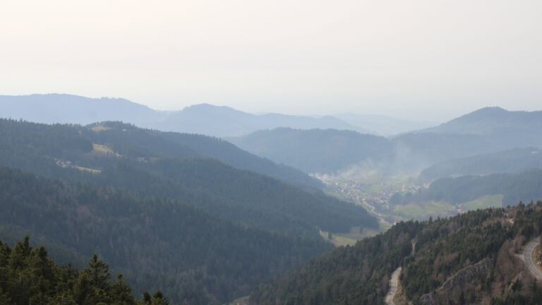 Dieses Bild zeigt eine Webcam-Aufnahme vom Achertal, aufgenommen am Freitag, den 06.03.2026 um 15:20 Uhr. Die Temperatur betrug 15.1°C.