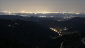 Dieses Bild zeigt eine Webcam-Aufnahme vom Achertal, aufgenommen am Freitag, den 27.02.2026 um 23:00 Uhr. Die Temperatur betrug 12.2°C.